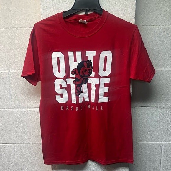 OHIO STATE UNIVERSITY
Basketball Small T-SHIRT RED. - Picture 1 of 3